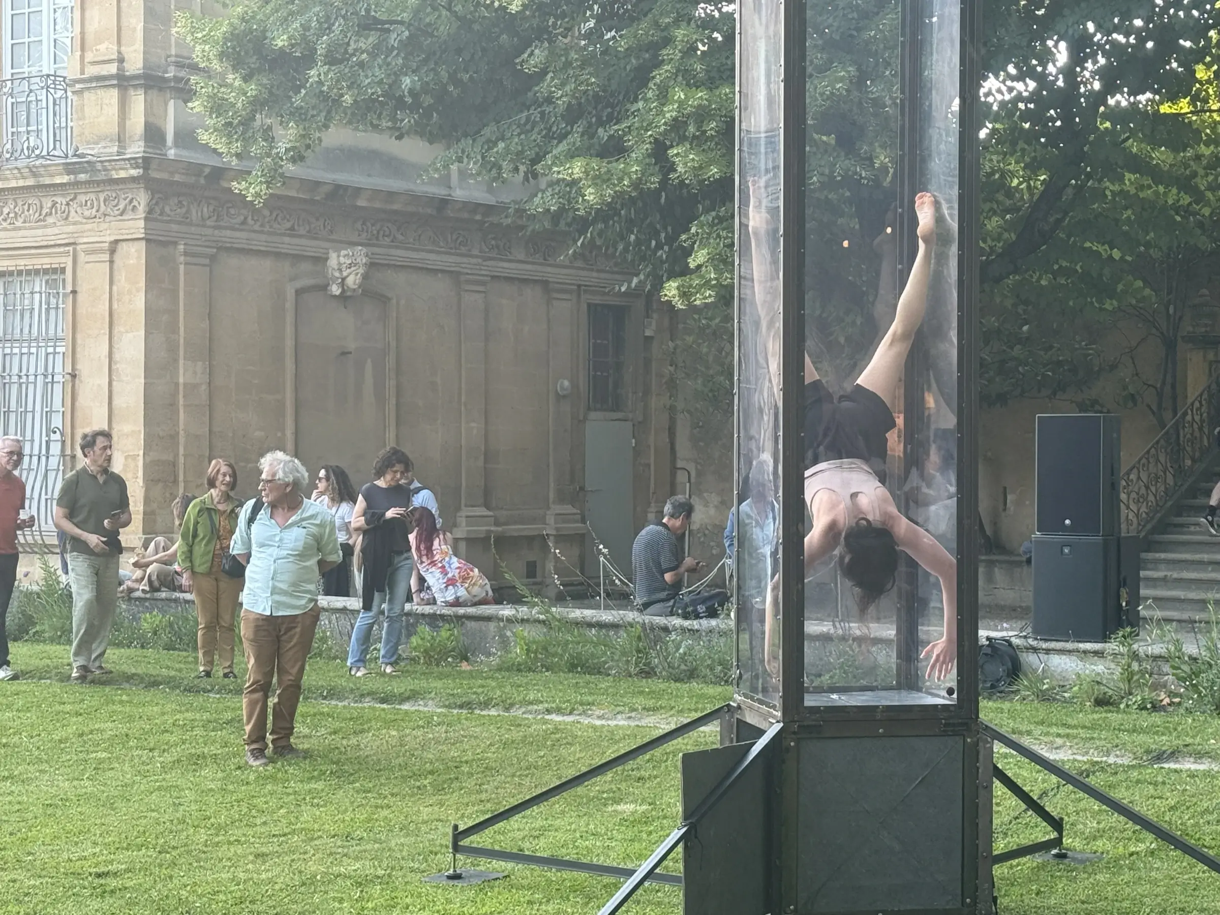 <em>Cirque de contorsion en espace clos par Alice Rende, Biennale d'Aix © Équipe PAC</em>
