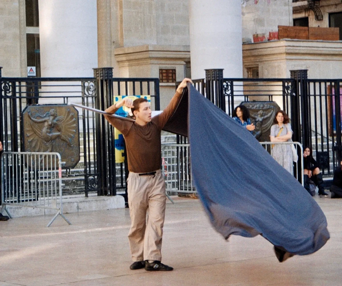 <em>Performance déambulatoire de la soirée de l'Opéra le 21 mai, Biro Soumare © Clara Sfadj</em>