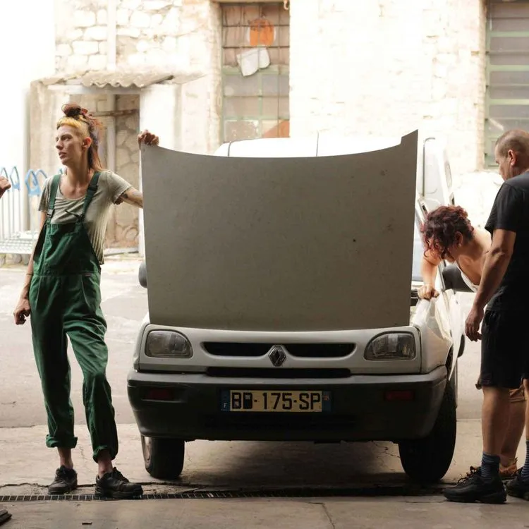 Avec la participation d’Adriana, Nasro, Boumediane / Réalisation et montage : Pierrick Mouton / Photographies : Stéphane Guglielmet / Crédits musique : À moi la liberté – Chab Mohamed Sghir ; Alfredo Marceneiro – Casa da Mariquinhas