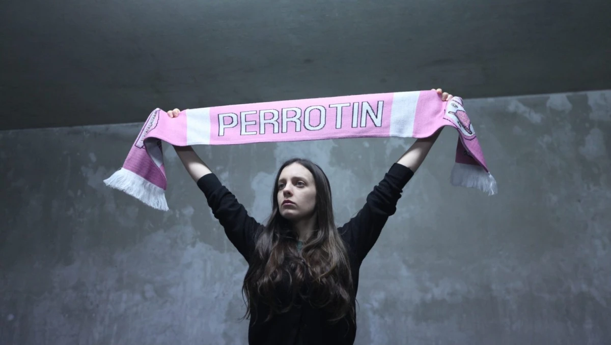 manifesto-21-aurore-le-duc-echarpe-de-supporter-emmanuel-perrotin-credit-sebastien-baverl-1536x1024-2