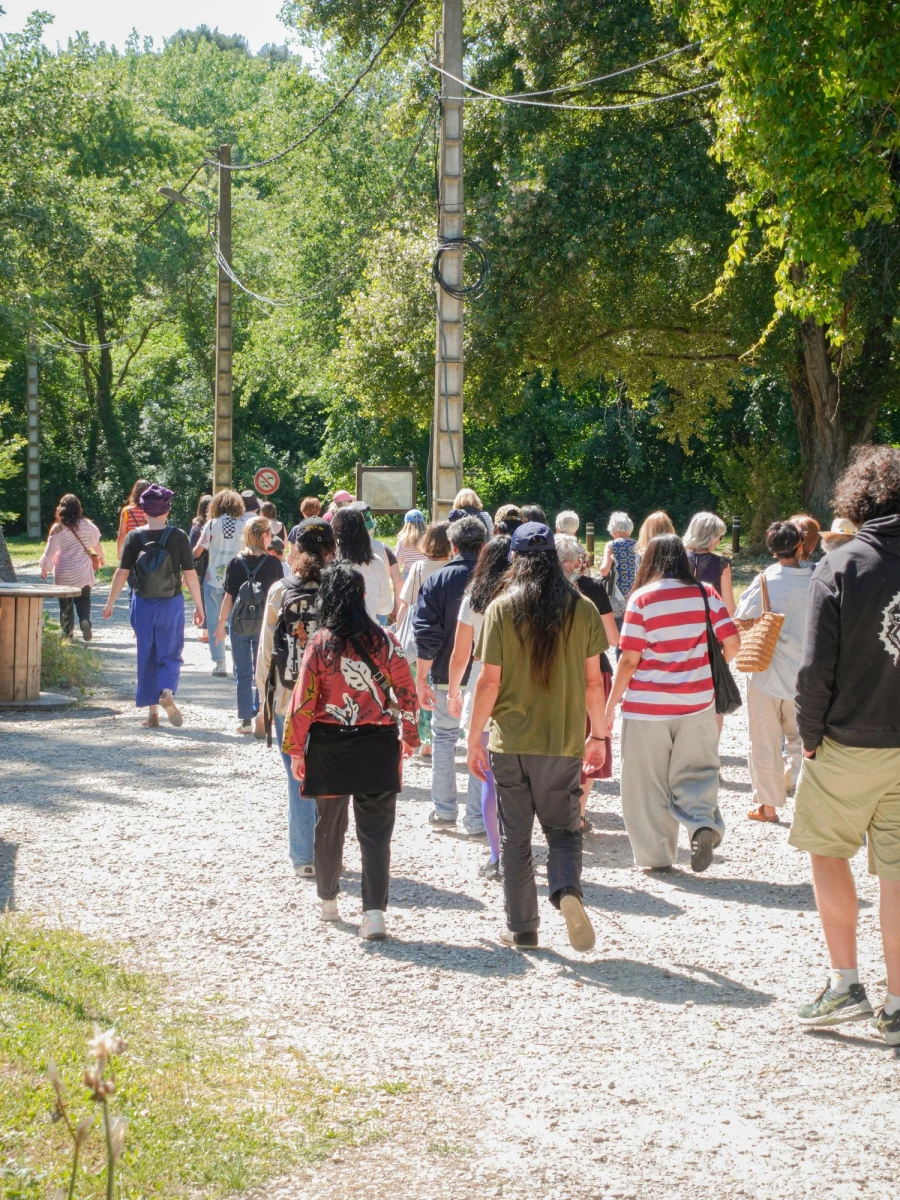 Balade des participant·es dans le parc de Poudrerie à Miramas qui acceuille en résidence voyons voir Norman Nedellec<br />
<br />
Crédit photo PAC
