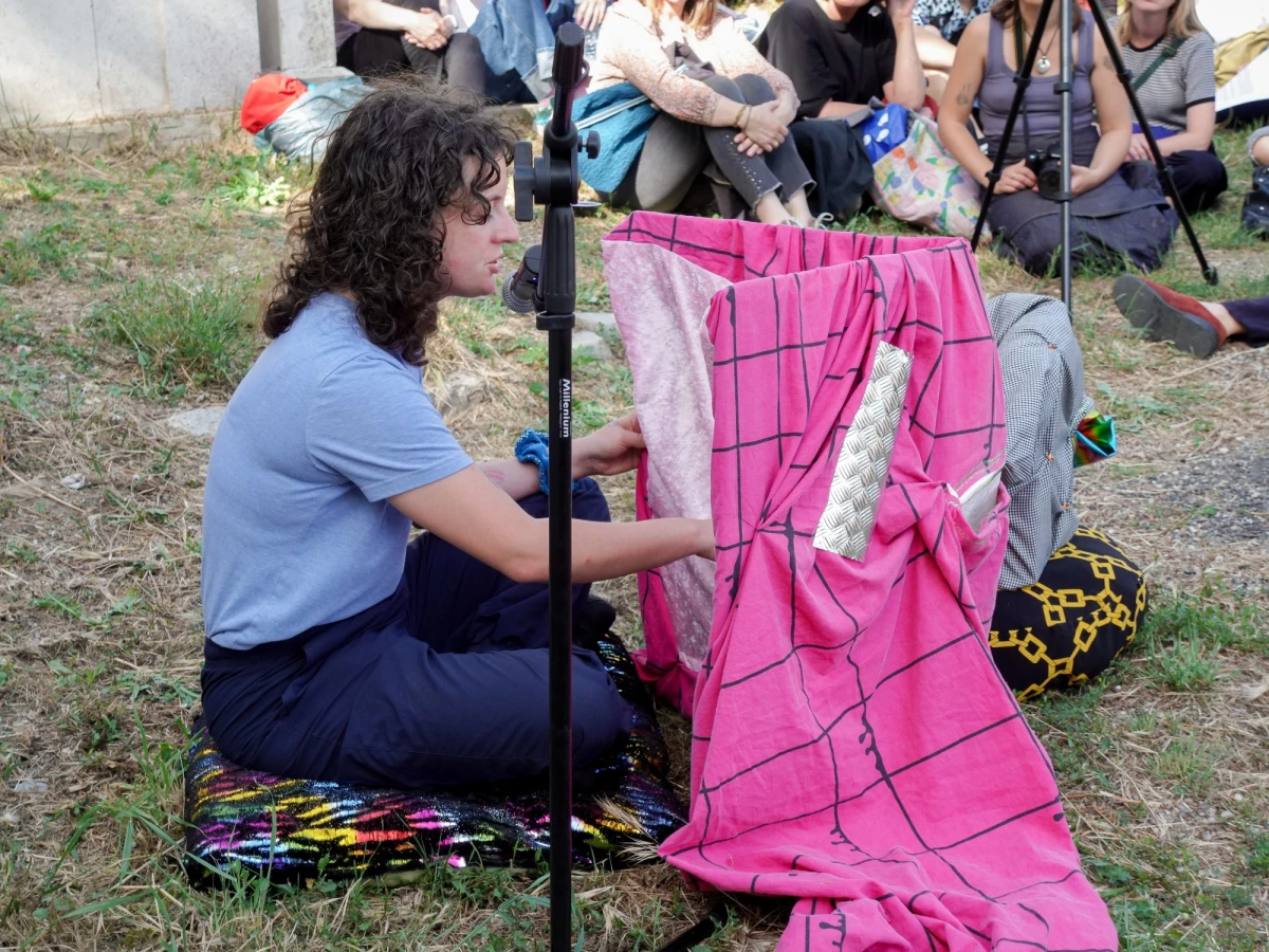 Performance “Transdressing”, Sarah Netter au Cimetiere de Saint Pierre, proposé par SISSI club et Triangle-Astérides centre d’art contemporain d’interêt national<br />
<br />
Crédit photo PAC