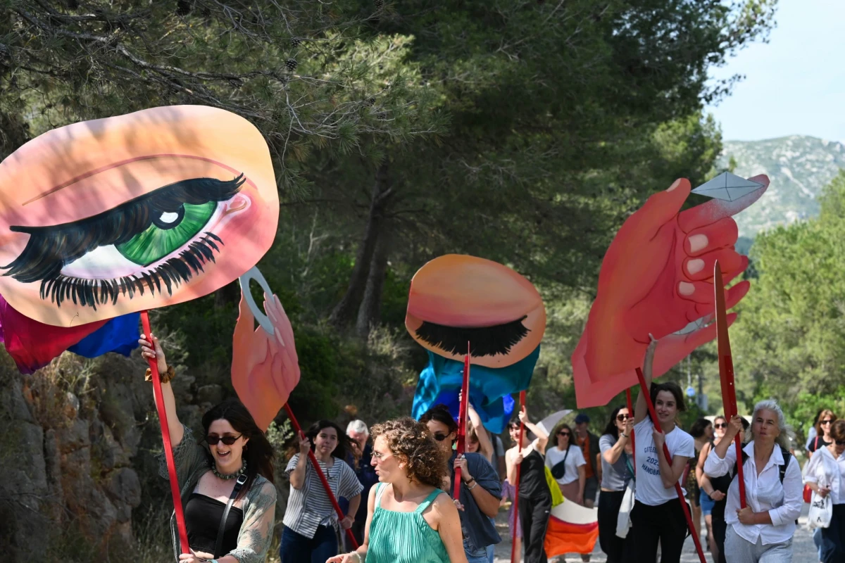 Performance “Dans la penderie du ciel bleu” proposé par les réseaux Botox(s) et PAC<br />
<br />
Crédit photo Nadia Slimani