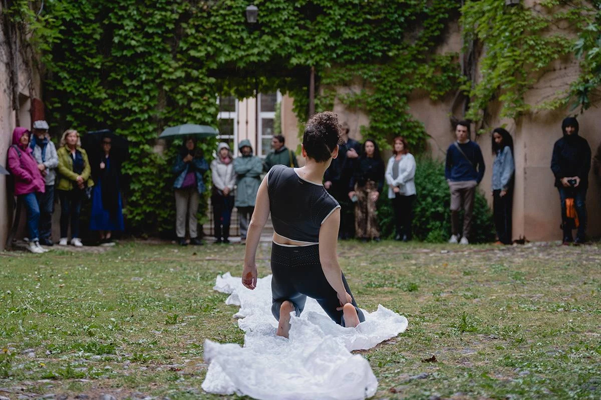 Performance “La chair de la pierre - nos particules fines qui se frôlent”, Jenny Abouav, proposé par LABgamerz et MAC Arteum.<br />
<br />
Crédit photo Claudia Goletto