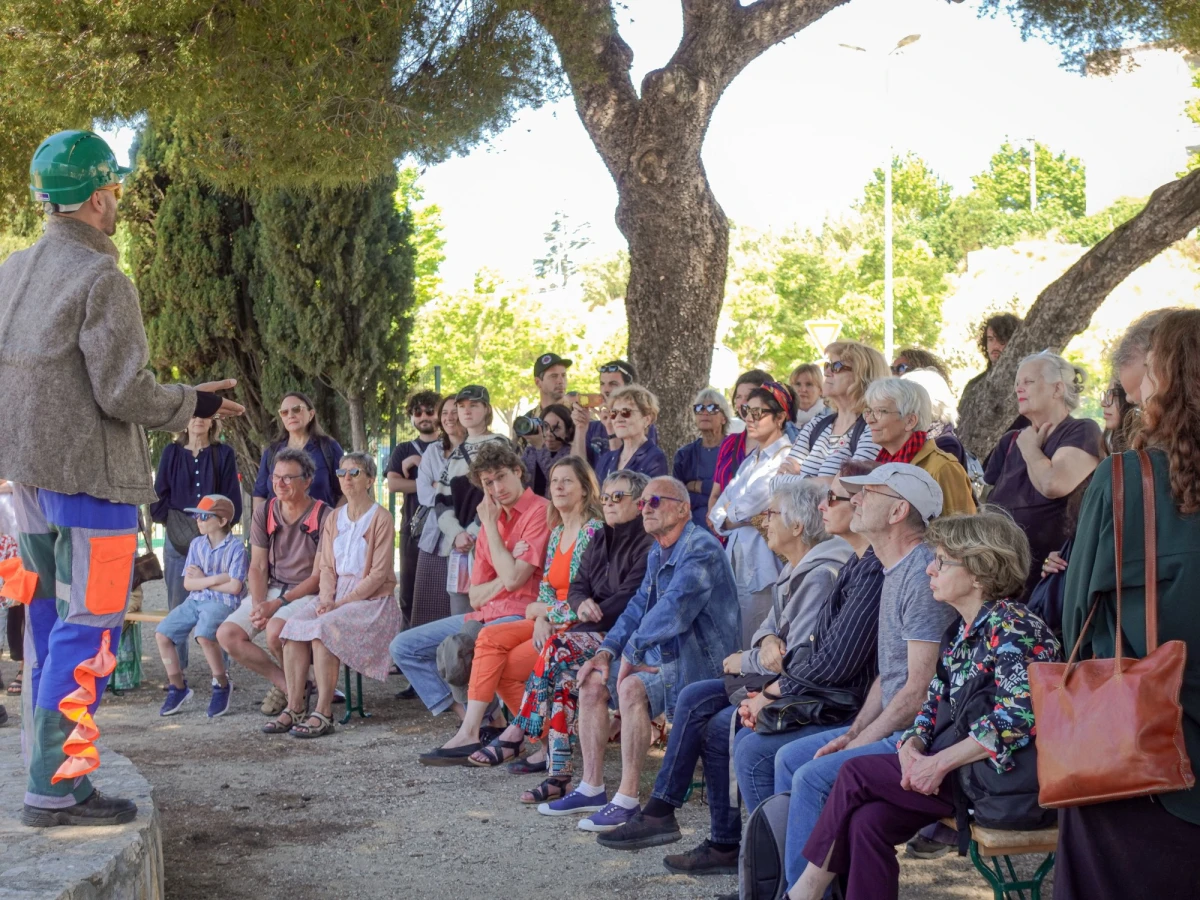 Acceuil des participant·es par Thibaud d’Abbesses à Port de Bouc pour la performance “NUCELO - La visite”<br />
<br />
Crédit photos PAC
