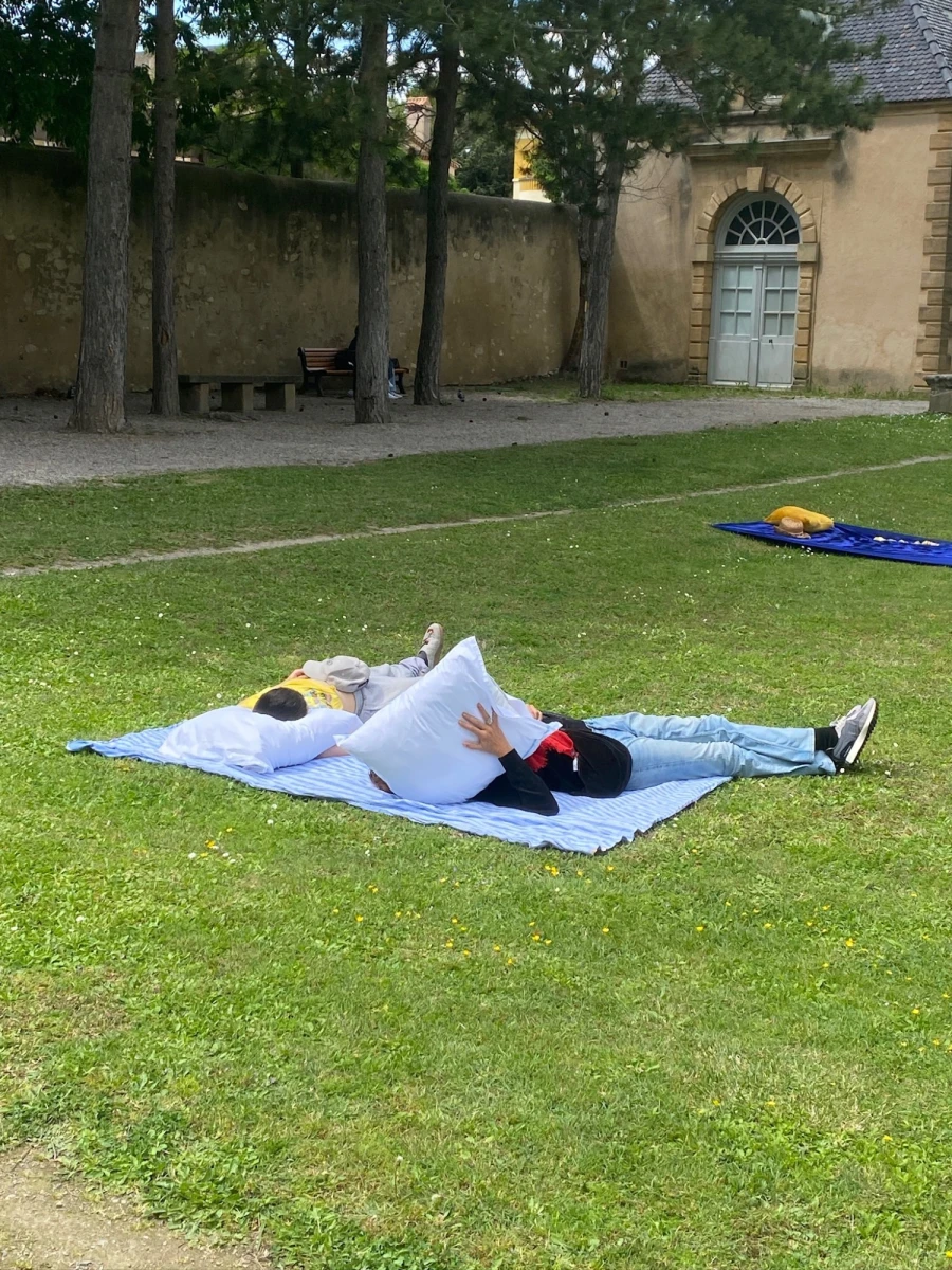 Les participant·es écoutent les murmures des oreillers dans le jardin du Pavillon Vendôme<br />
<br />
Crédit photo PAC