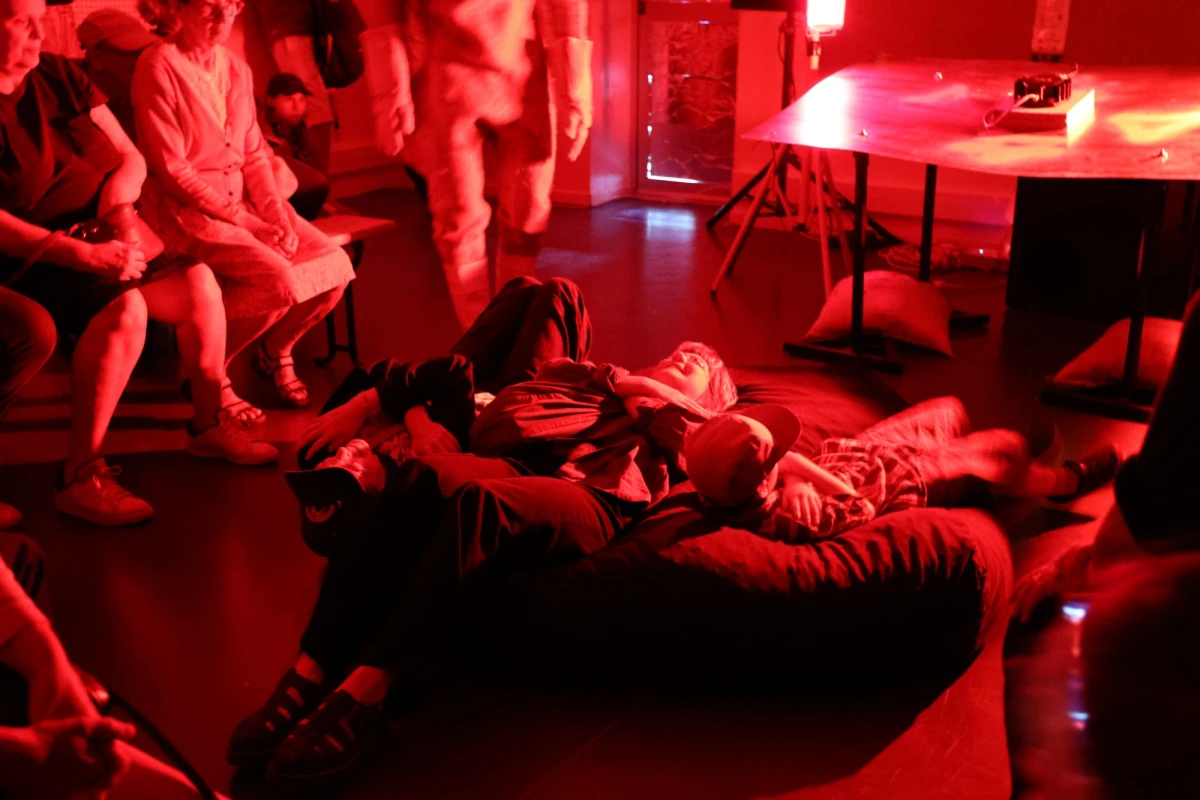 Performance “NUCELO - La visite” , Thibaud D’Abesses, collectif NUCLEO, proposé par le Centre d’Art Fernand Léger et voyons voir<br />
<br />
Crédit photo Ville de Port de Bouc