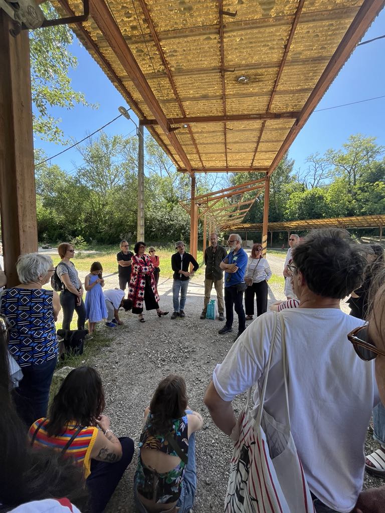 Présentation de la résidence voyons voir par Norman Nedellec, artiste résident, et le personnel du parc
Crédit photo Nassimo Berthome/ voyons voir