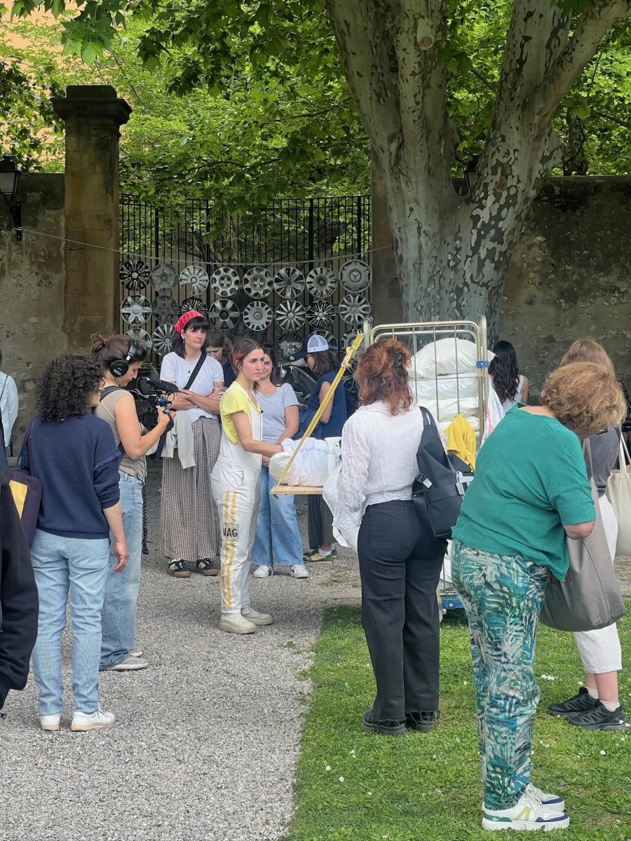 Arrivée de la performance déambulatoire “Ce que les oreillers murmurent” de Elodie Rougeaux-Léaux au Pavillon Vendôme proposé par le 3 bis f<br />
<br />
Crédit photo PAC