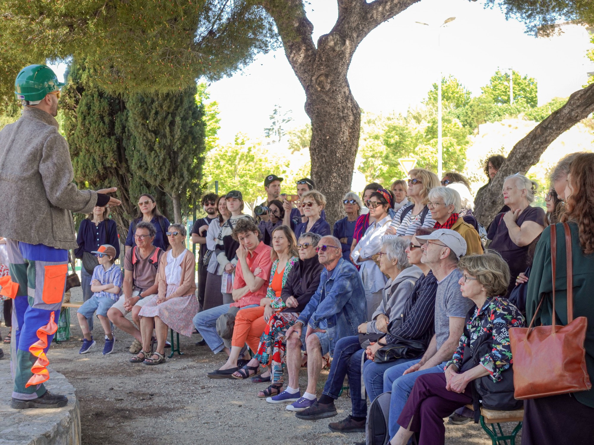 Acceuil des participant·es par Thibaud d'Abbesses à Port de Bouc pour la performance