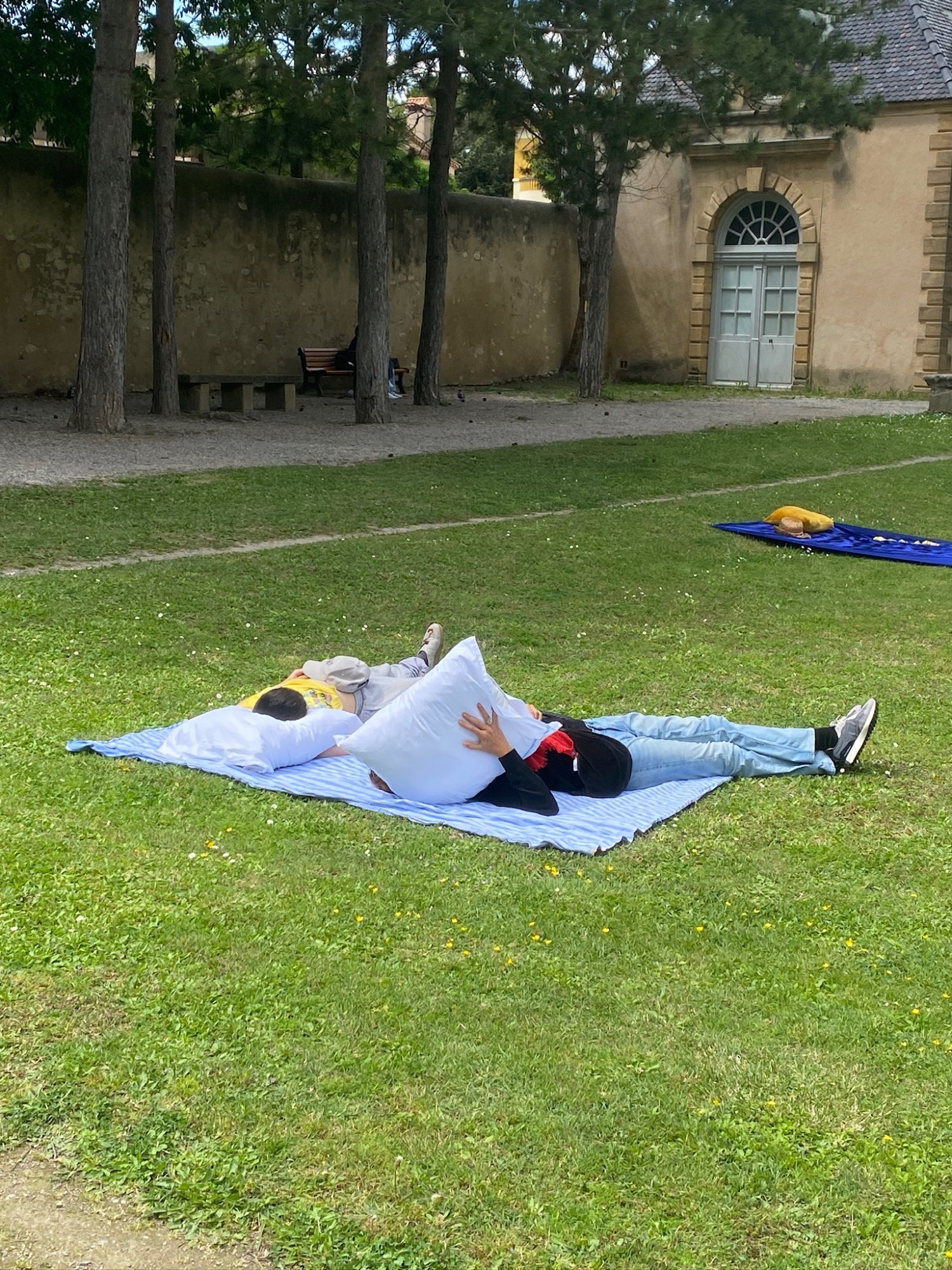 Les participant·es écoutent les murmures des oreillers dans le jardin du Pavillon Vendôme
Crédit photo PAC
