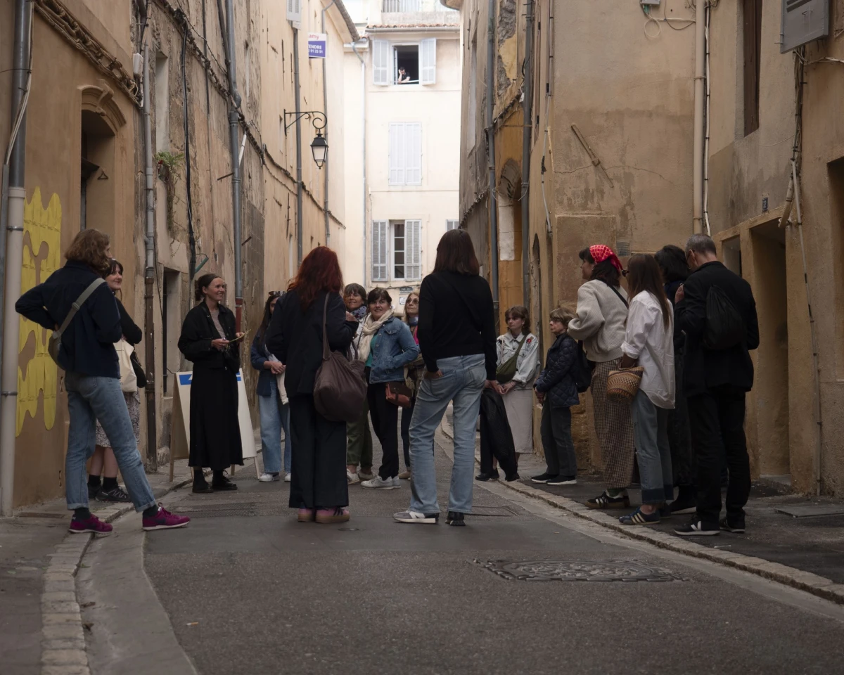 Acceuil des participant·es à la Chapelle Venel, pour la projection “The Last Lamentation”, Valentina Medda dans le cadre du Festival Lips #2 “Hydra” organisé par LABgamerz<br />
<br />
Crédit photo Louison Vendassi / LABgamerz