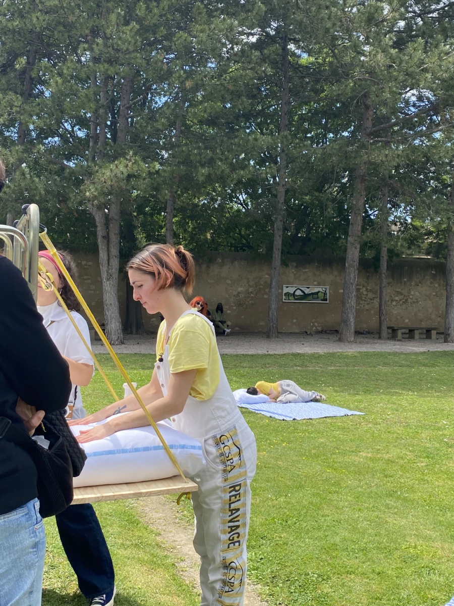“Ce que les oreillers murmurent” de Elodie Rougeaux-Léaux au Pavillon Vendôme proposé par le 3 bis f<br />
<br />
Crédit photo PAC