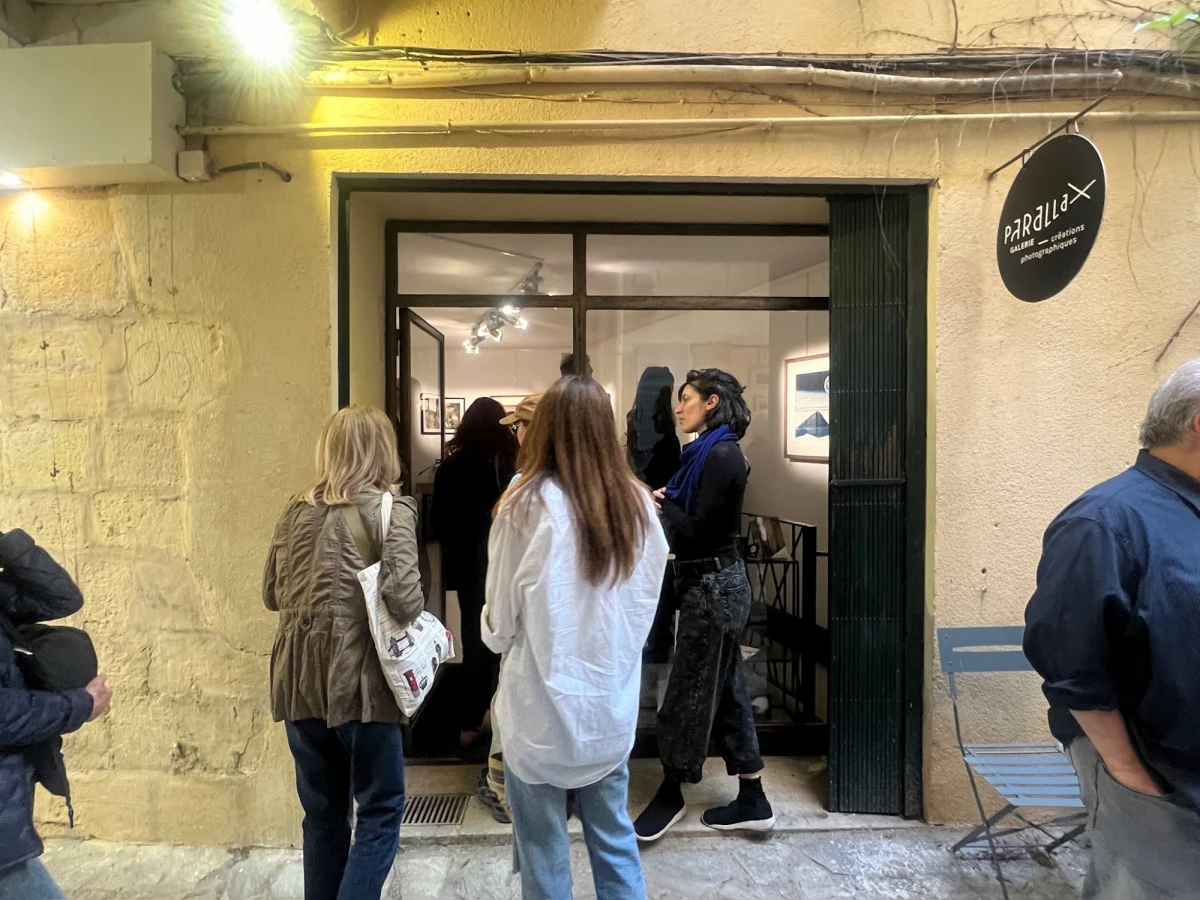 Arrivée des participant·es à la Galerie Paralax pour la découverte de l’exposition “Sudre-Di Liborio photographies”, Jean-Pierre Sudre et Cesare Di Liborio<br />
<br />
Crédit photo PAC