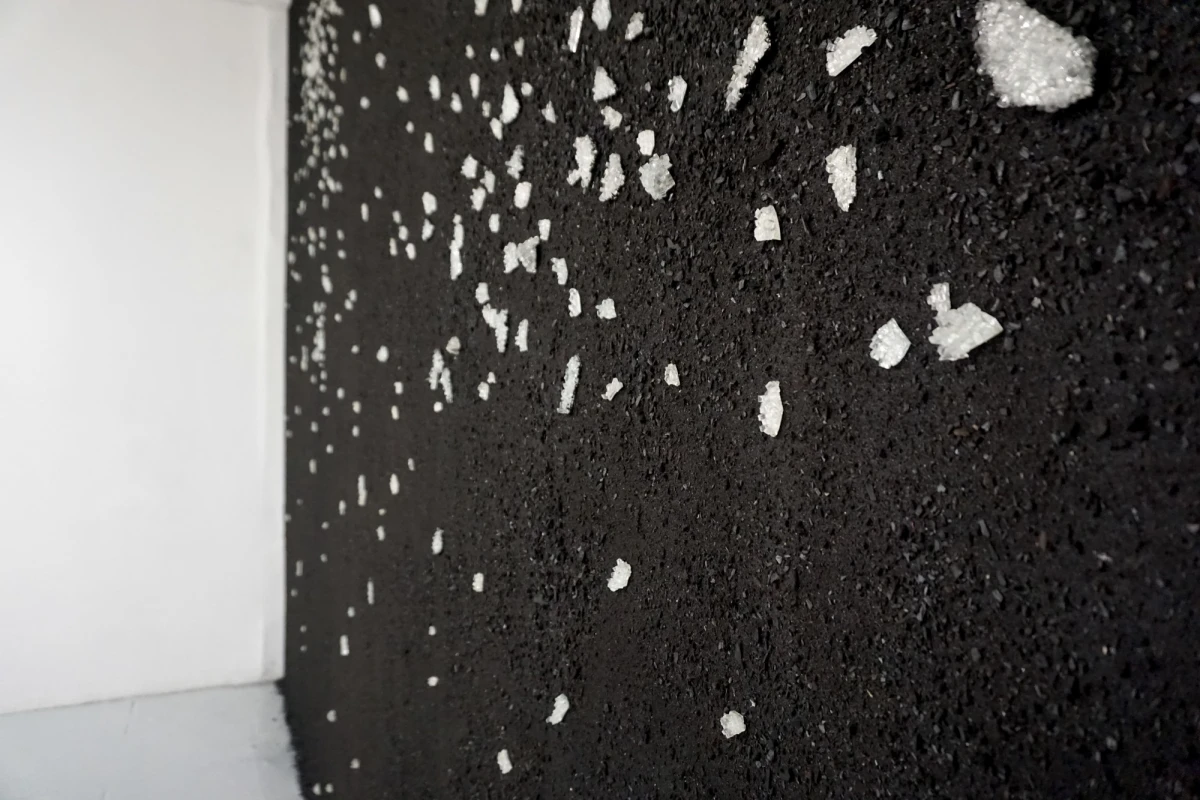 Rebecca Brueder, <em>En-dessous de Popigaï,</em> 2021, charbon, terre, verre, miroir, 513x400 cm. Vue de l’exposition La Montagne d’or, Château de Servière, 2021.