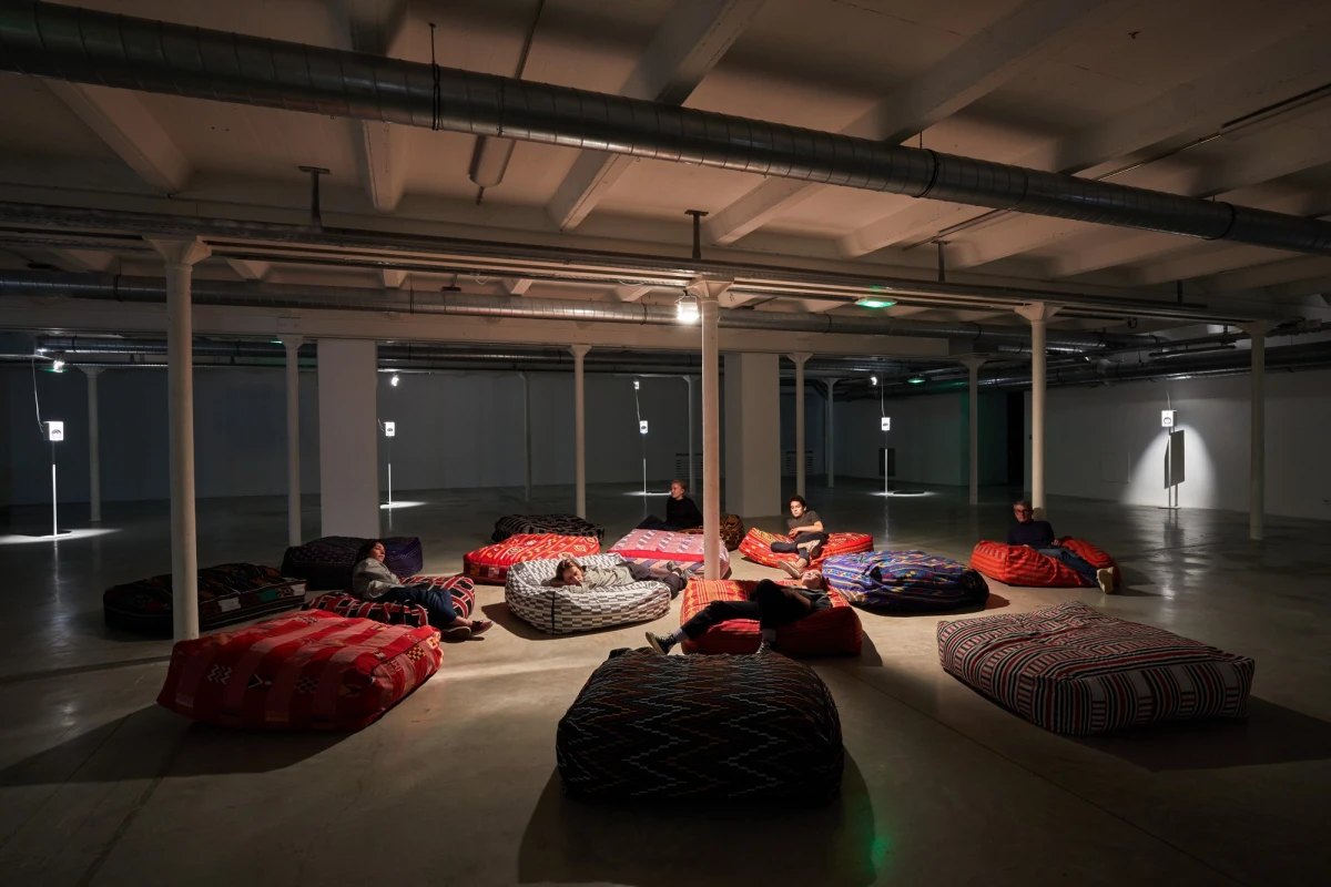 <em>Stirring the pot</em>, Emeka Obgoh, 2021. Photo : Jean-Christophe Lett