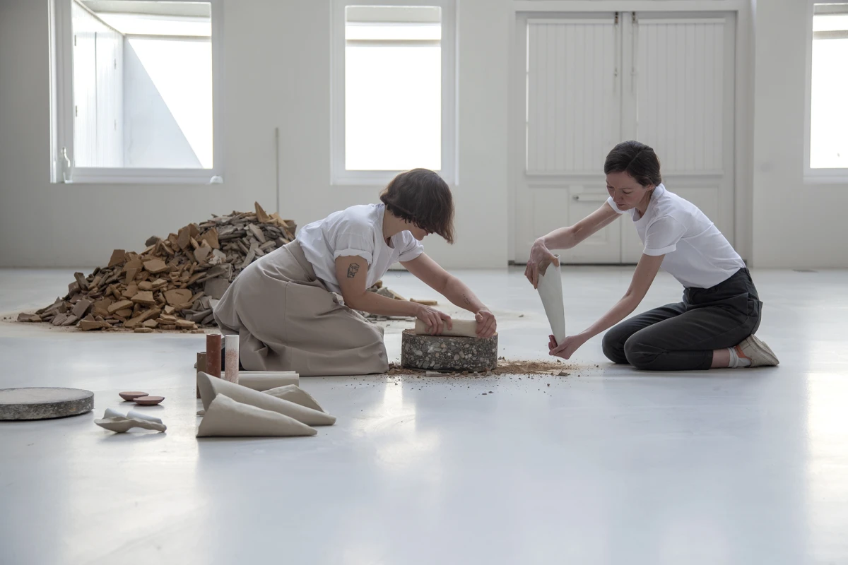 <em>Shelf life : Archive event II </em>(performance), 2019 © Khurtova & Bourlanges- photographieJessie Yingying Gong