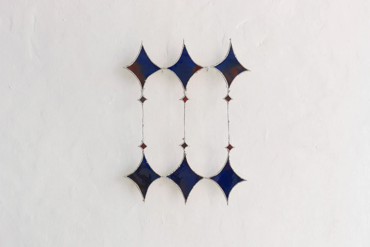 Fabiola Amaudric du Chaffaut, <em>Fragmented window</em>, 2025, 50 cm x 30 cm, acrylique, vernis, étain, coton. Crédit Photo&nbsp;©&nbsp;Fabiola Amaudric du Chaffaut