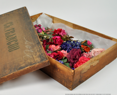 Boîte de fleurs artificielles, Atelier de fleurs artificielles de la maison Francou, France, Paris 1885–1971, Collections Mucem, n° inv. 1972.149.83 © Mucem