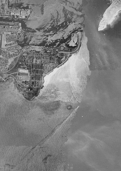 Olivier Nattes, *Demain est encore à venir*, Vue aérienne de Port de Bouc, années 1960, Photothèque Ville de Port de Bouc, tous droits réservés