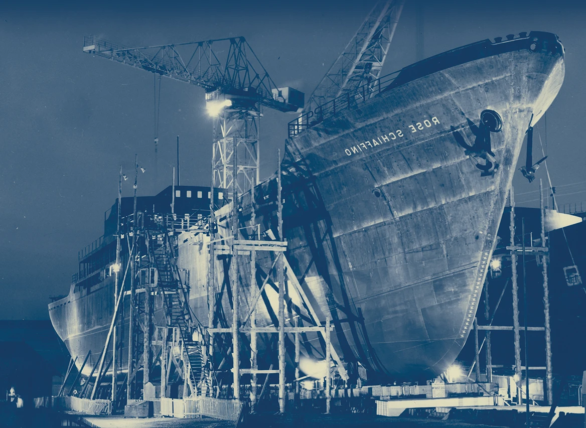 Le <em>Rose Schiaffino</em>, bateau en construction au Chantier naval de Provence, première moitié du XXème siècle, archives communales de Port de Bouc
