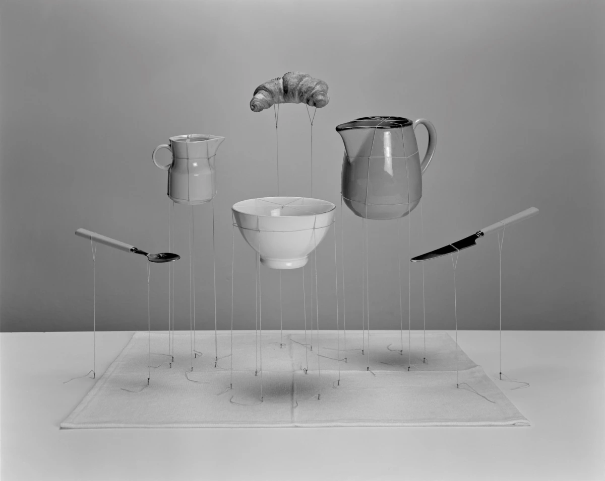 Grzegorz Przyborek, 𝑆𝑜𝑢𝑣𝑒𝑛𝑖𝑟 𝑑’𝐴𝑟𝑙𝑒𝑠, 𝑃𝑒𝑡𝑖𝑡-𝐷𝑒́𝑗𝑒𝑢𝑛𝑒𝑟 𝑡𝑟𝑒̀𝑠 𝑙𝑒́𝑔𝑒𝑟, 1991. Avec l’aimable autorisation de l’artiste.