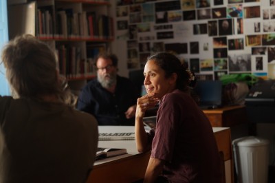 Mezli Vega, en session de travail à Valparaíso. © Cristofer Díaz Ríos.