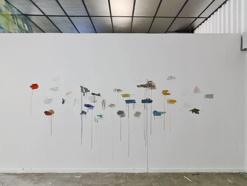 Emmanuel Simon<br />
Ressources<br />
2022<br />
Pigment, argile, chaux, eau, terre, sable, poudre de marbre, ciment, poussière,<br />
503 x 280 cm.<br />
<br />
Vue de l’exposition Et j’ai vu le bout du pays où les nuages sont infinis – Volet II : Vivre l’expérience<br />
Le BBB centre d’art, Toulouse, 2022<br />
Crédit photo François Deladerrière