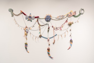 Beatrice Celli, *Collana per Gigantesse*, 2024. Ceramique, chaînes, rubans, plantes, métal, chapelet, métal, garnitures, perles, rubans, plantes séchées, divers objets récupérés, 220 cm.
Photo: Fabrizio Vatieri