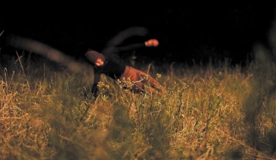 Photographie extraite du film *Danse gâchée dans l’herbe*, 2023 ; réalisation César Vayssié.
Chorégraphie Boris Charmatz ; interprétation Marion Barbeau.