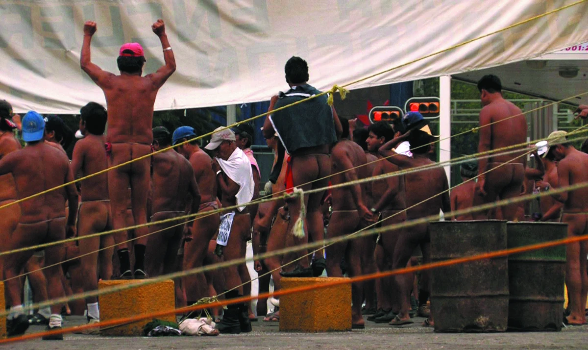 Clarisse Hahn, <em>Los Desnudos</em>, de la série <em>Notre corps est une arme</em>, 2012.<br />
Collection Frac Provence-Alpes-Côte d’Azur © Clarisse Hahn