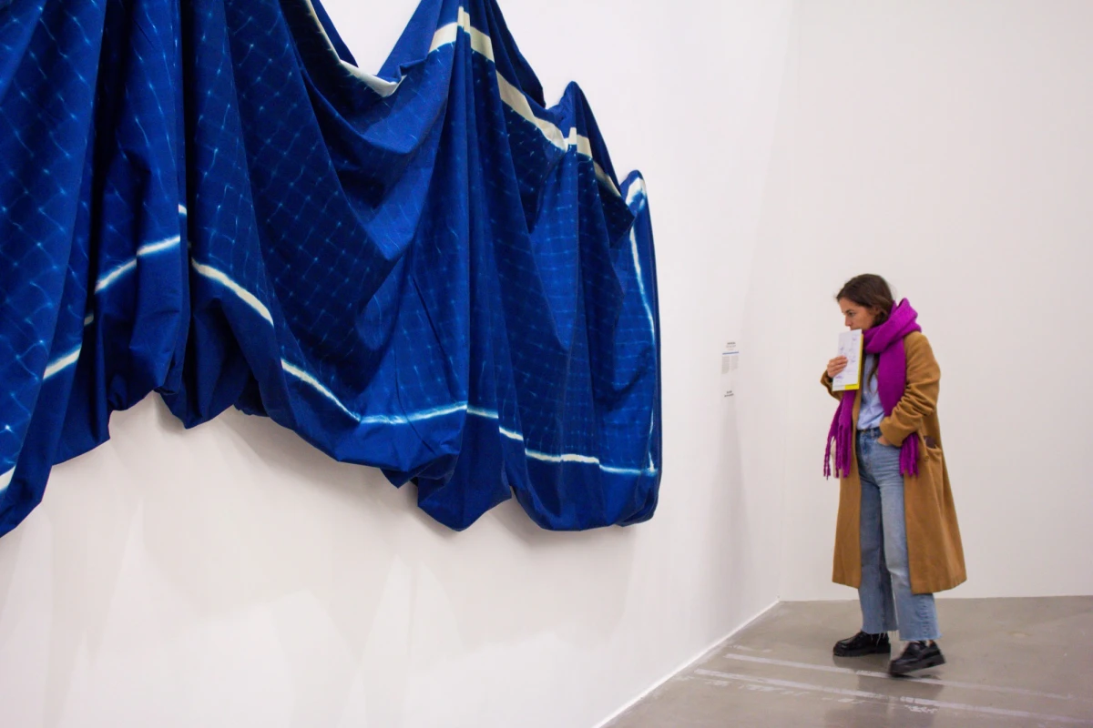 Jeremy John KAPLAN, <em>Althea in blue</em> , 2017. Vue d’exposition <em>Des exploits, des chefs-d’oeuvre</em>, Frac Sud, 2024. Crédit photo : Adèle Mélice-Dodart