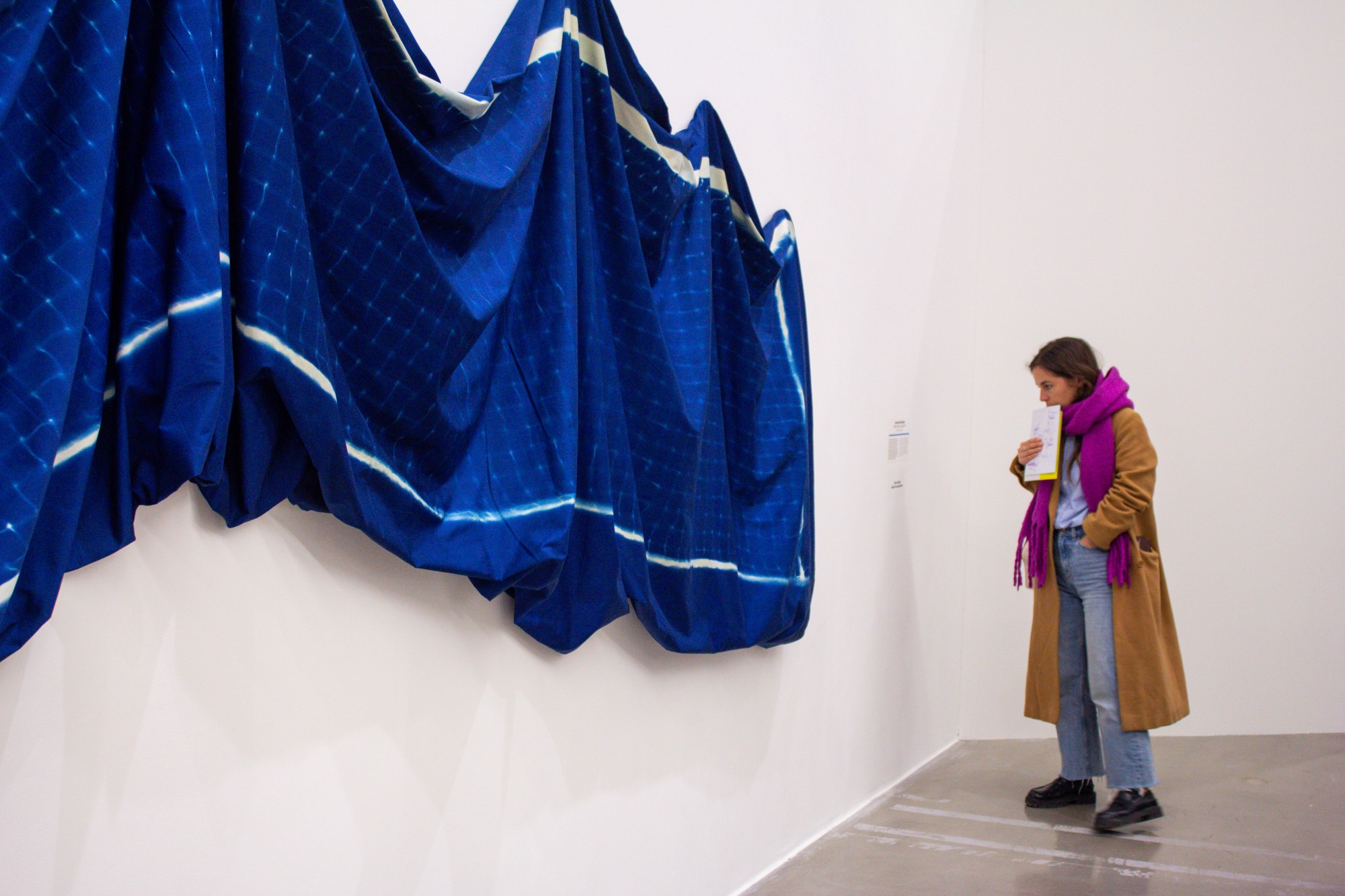 Jeremy John KAPLAN, *Althea in blue* , 2017. Vue d'exposition *Des exploits, des chefs-d'oeuvre*, Frac Sud, 2024. Crédit photo : Adèle Mélice-Dodart