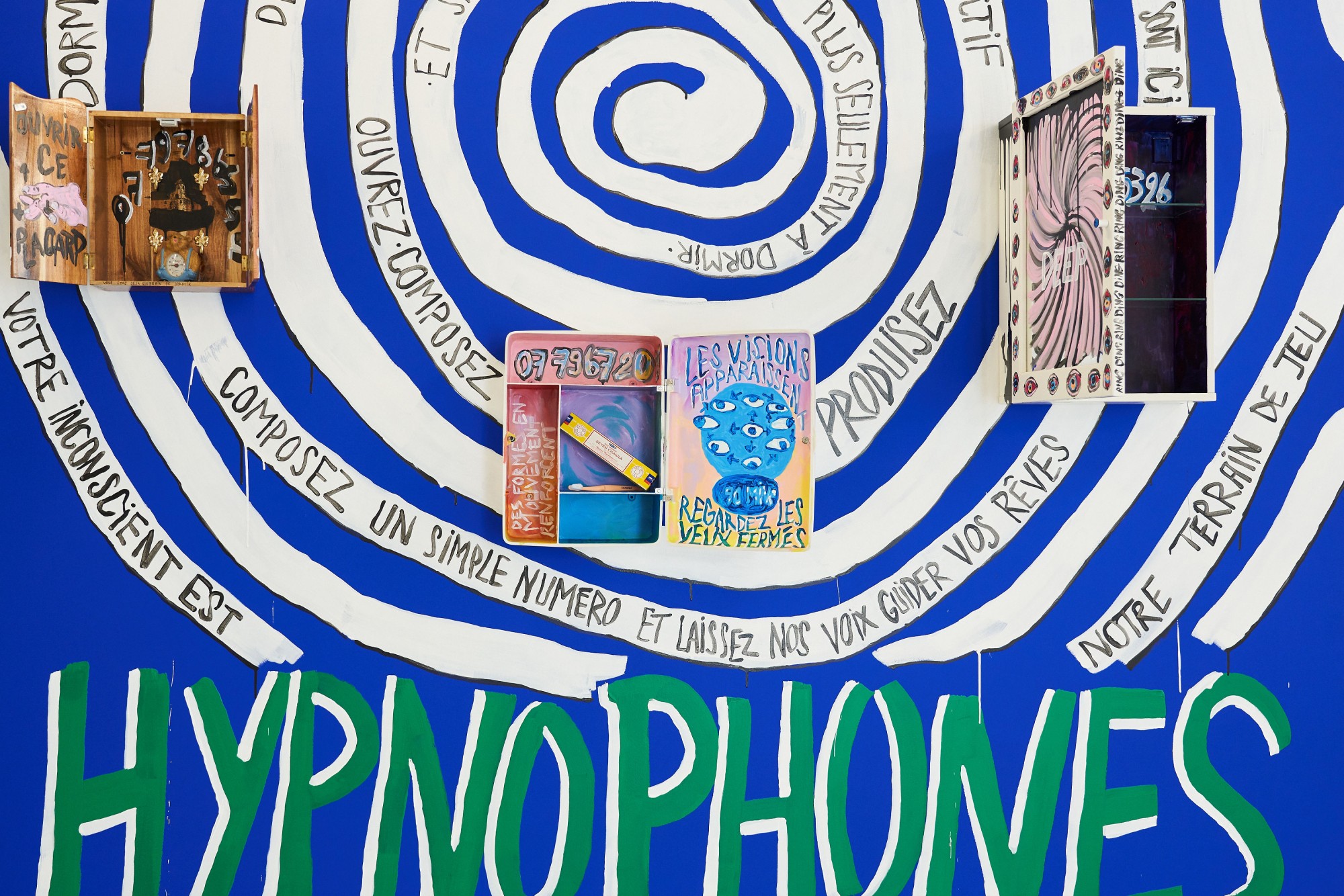 Anais Touchot HYPNOPHONES
2025, Installation, Séance d’hypnose sur mesure par téléphone
Divers placards, encens, horloge marmotte, brosse à dents, yeux de poupée, lignes téléphonique, peinture acrylique 
Photo : Joanna Wierzbicka