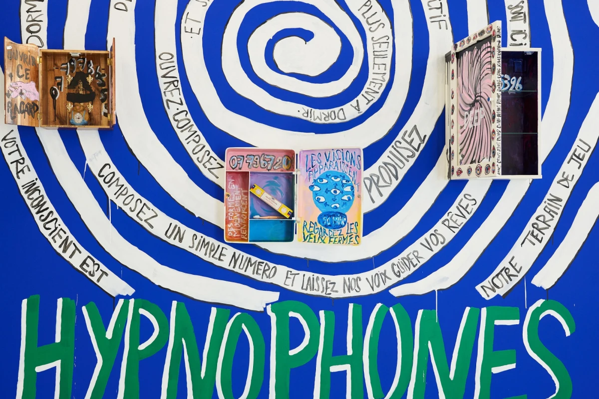 Anais Touchot HYPNOPHONES<br />
2025, Installation, Séance d’hypnose sur mesure par téléphone<br />
Divers placards, encens, horloge marmotte, brosse à dents, yeux de poupée, lignes téléphonique, peinture acrylique<br />
Photo : Joanna Wierzbicka