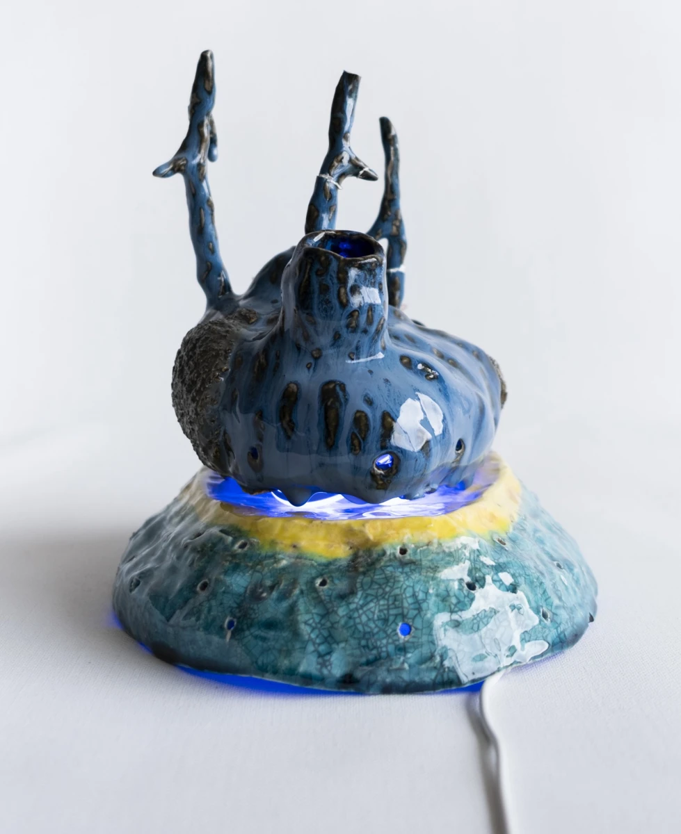 Théo Ouaki, <em>Erika</em>, céramique en grès émaillé et néon flexible