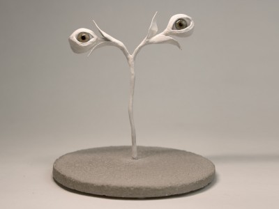 Ali Cherri, *Lucie*, 2023, prothèses oculaires en verre, bois, laiton, pâte époxy, enduit © Ali Cherri Studio. Collection privée. Courtesy de l’artiste