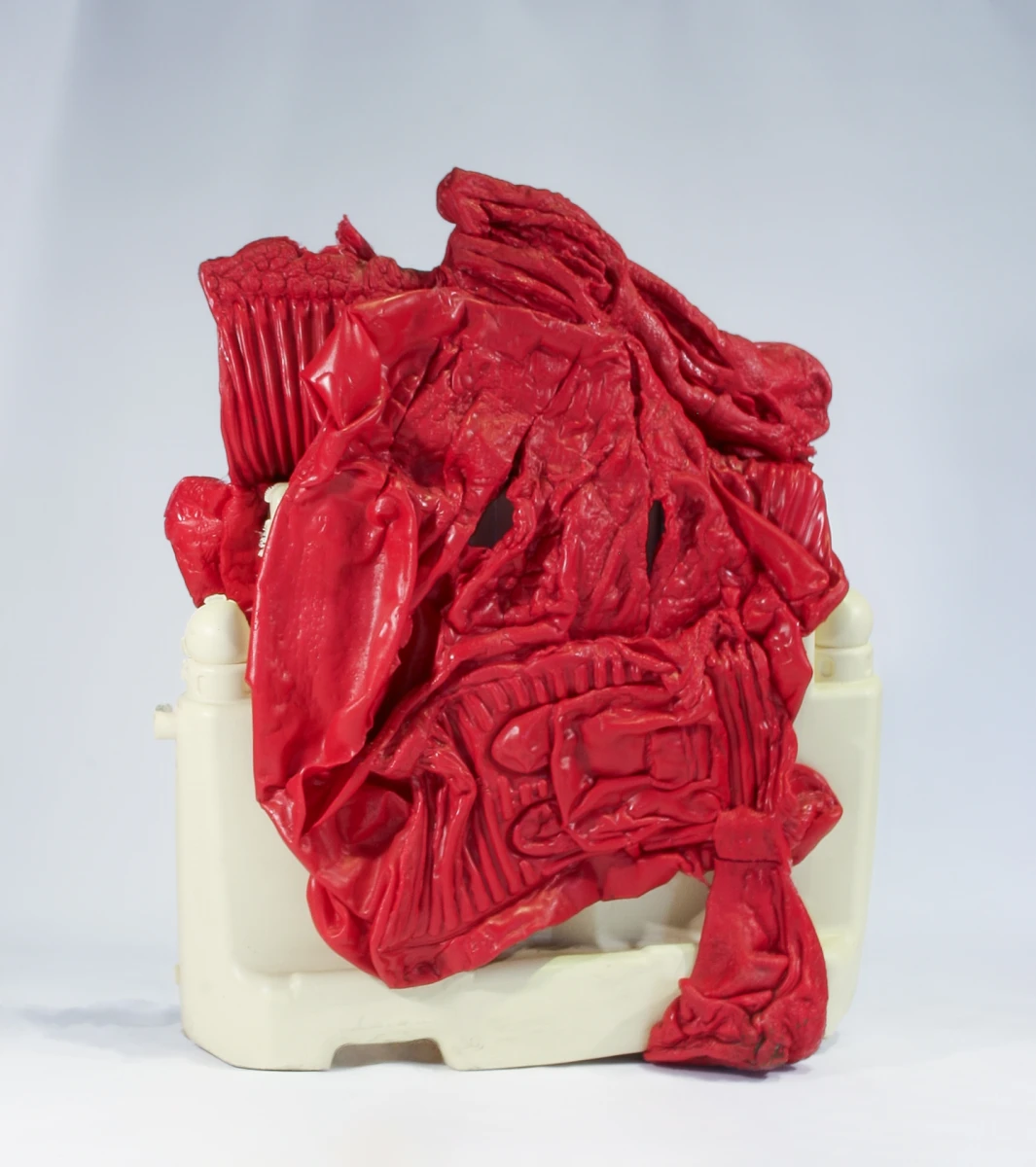 Anita Molinero, <em>Sans titre (Oyonnax)</em>, 2012<br />
Polypropylène, dimensions environ 110 x 90 x 120 cm, © Galerie Christophe Gaillard, Anita Molinero © Adagp, Paris 2024