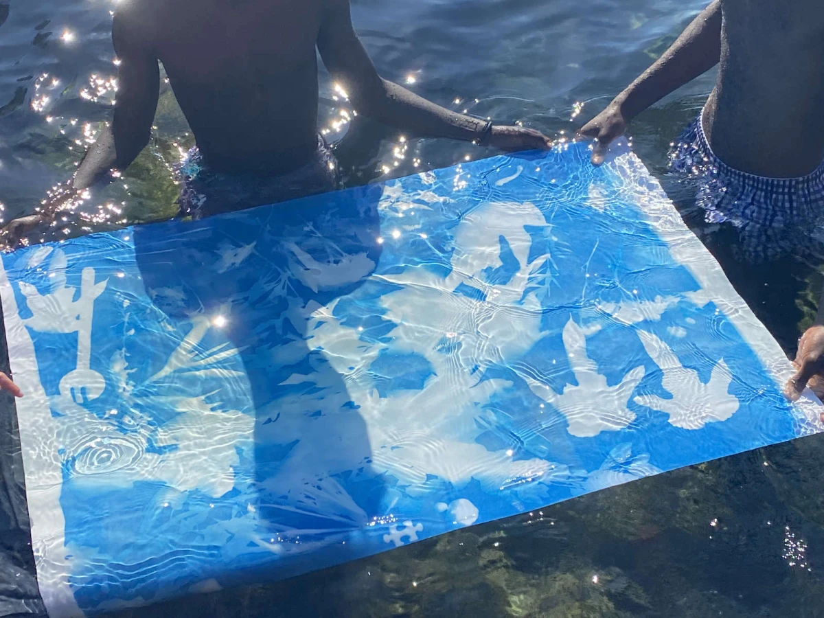 Rybn.org, atelier Cyanotype avec les jeunes de l’ADDAP13,  2024, photo de Elsa Ledoux