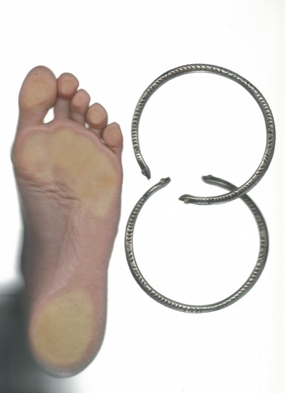 nouria_behloul_chants_fantomes_detail-d-installation-materiaux-divers