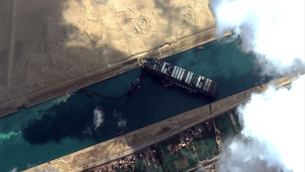 images satellite du porte-conteneurs échoué en travers du canal de Suez, Égypte, 2021, Planet Labs Inc.
