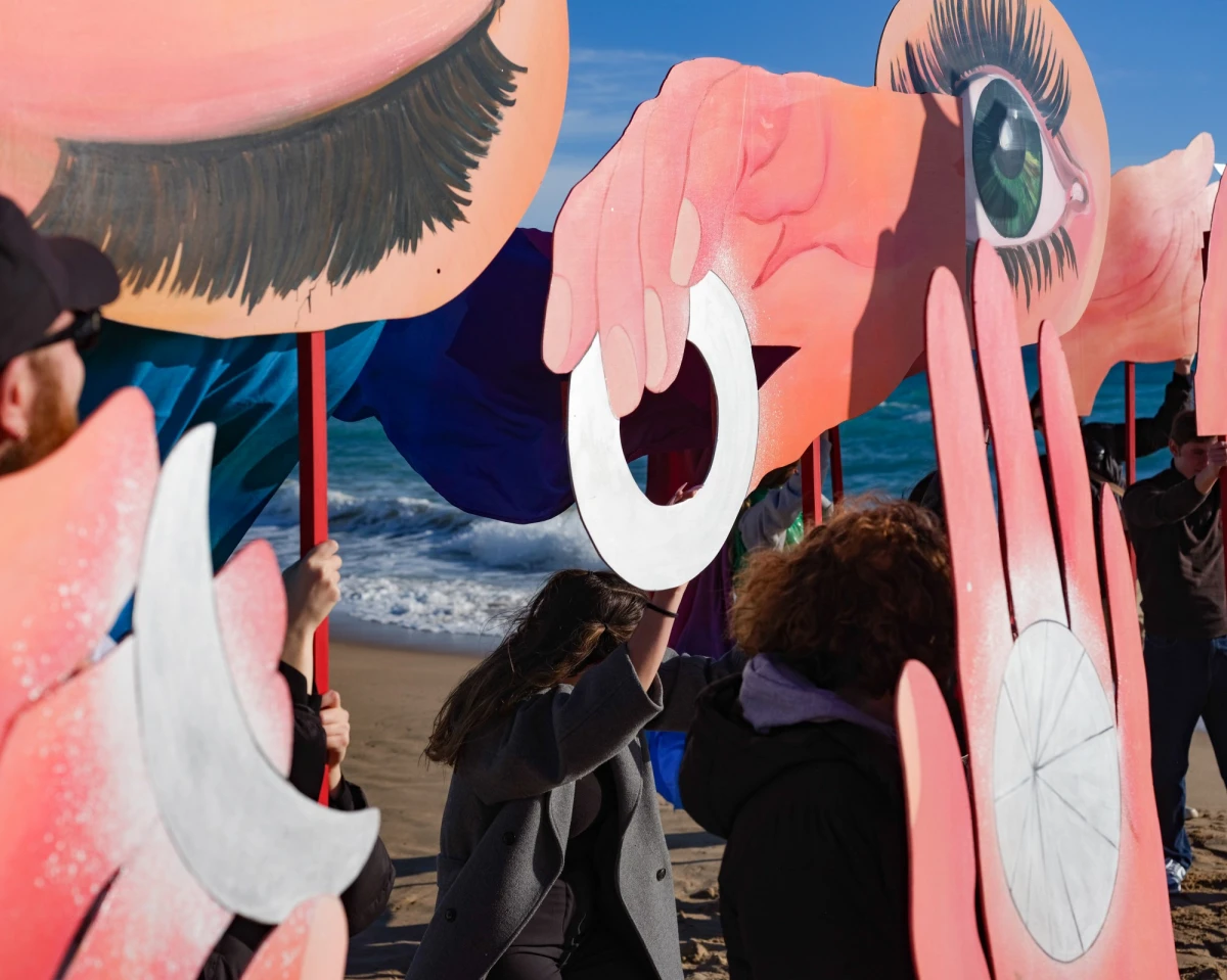 Charlotte Vitaioli, <em>Dans la penderie du ciel bleu</em>, 2024, dimension variable, bois peint, co-production BOTOX(s) art contemporain, Ministère de la Culture & Ville de Beausoleil. crédit photo : Eleonora Strano