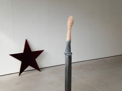 Charlie Mouton, présentation des œuvres *Bras* et *Étoile Rouge*, 2023, © image : Charlie Mouton