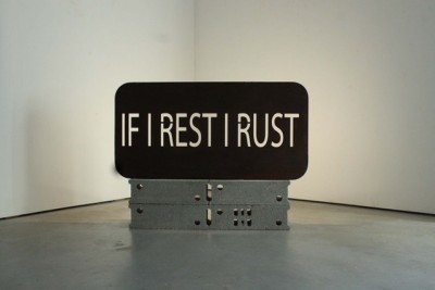 If I Rest I Rust, parpaing, métal, led, 19x90x120cm