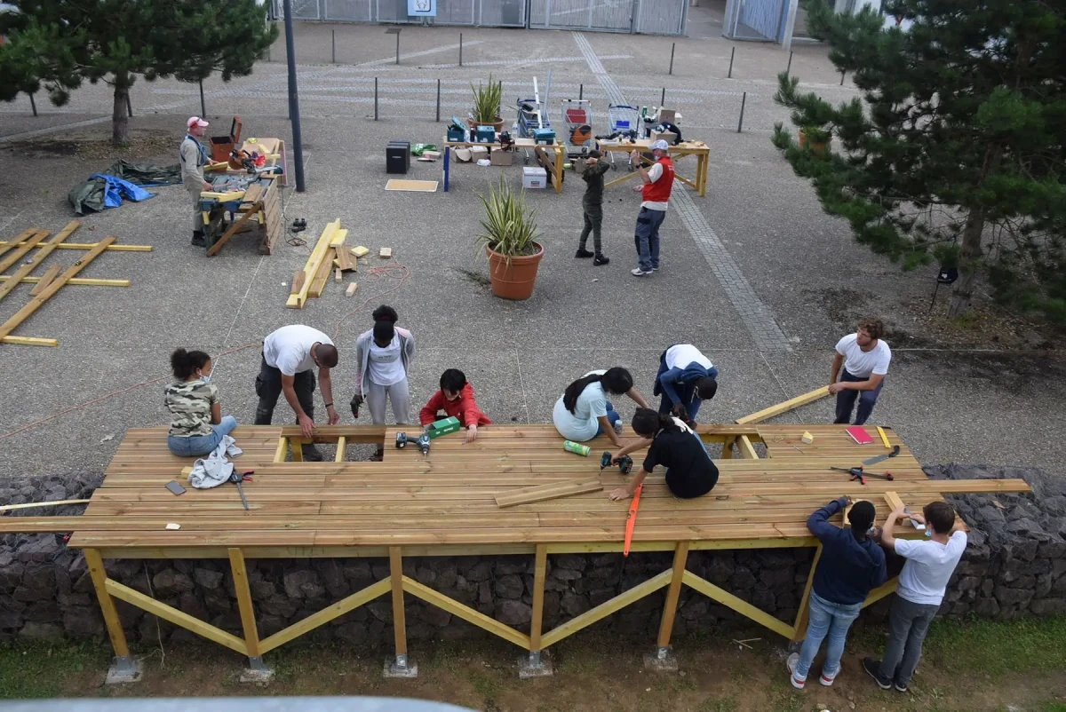 chantier participatif sur le parvis du collège Alphonse Allais de Val-de-Reuil <em>©yakafokon</em>
