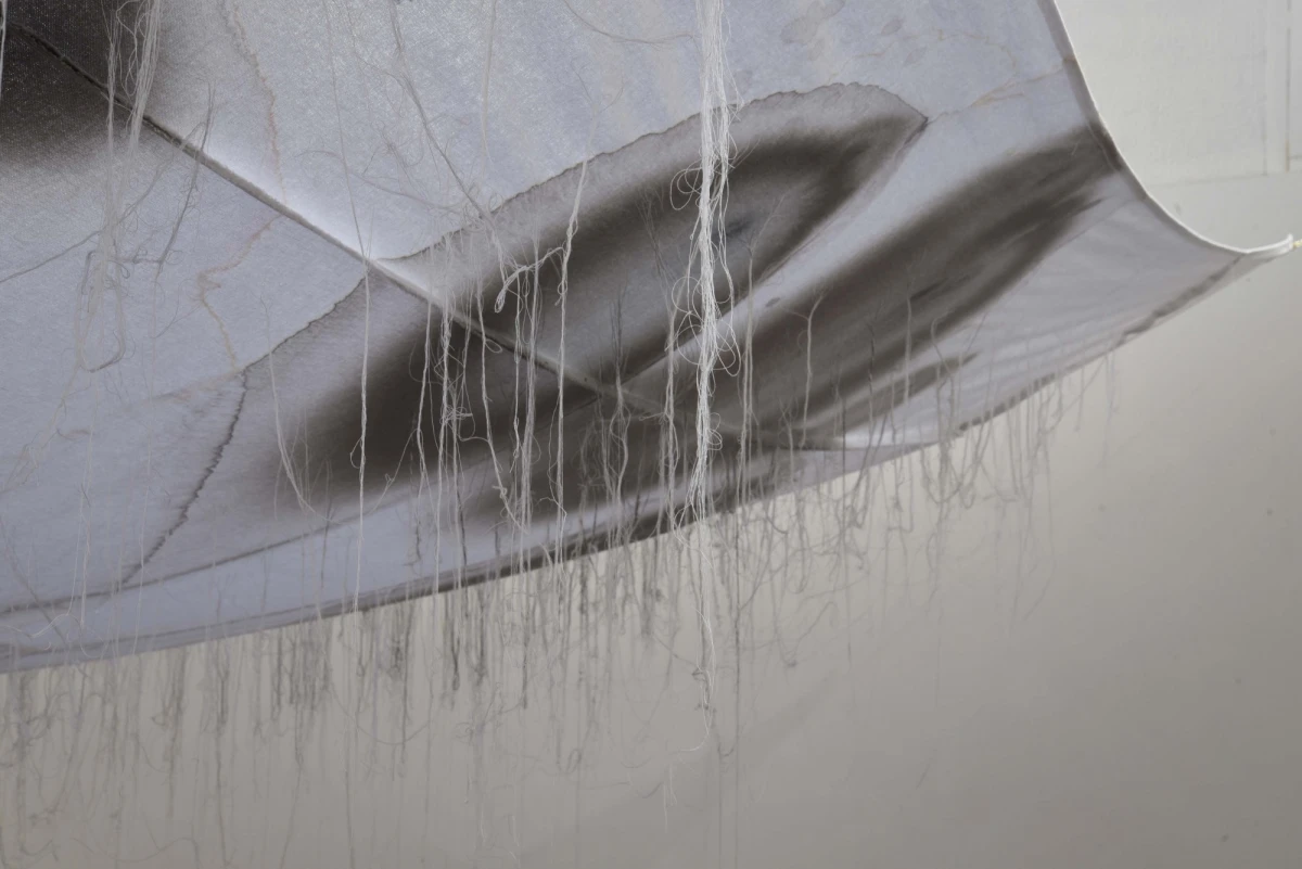 wendy-vachal_au-dessus-du-sol-detail.-2023_installation-in-situ-galerie-zemma-tissu-fil-bouteilles-plastique-encre-de-chine-eau-