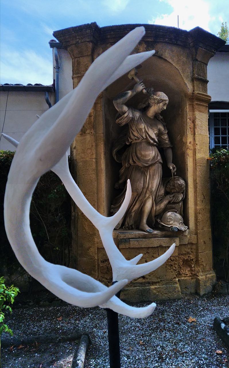 Goulven Delisle *Faune*installation dans le Jardin Joseph Sec, Aix-en-Provence, projet Arts Vivants Aix. 2024. Cr photo Arts Vivants