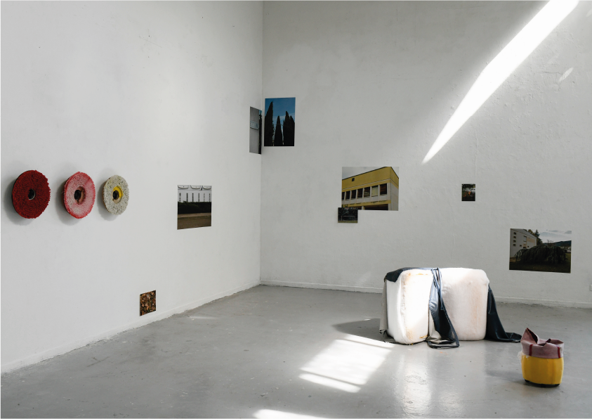 Sunyoon Park *Sans titre* Photos, fauteuil et pouf_ installation_2025®Carlos Casteleira