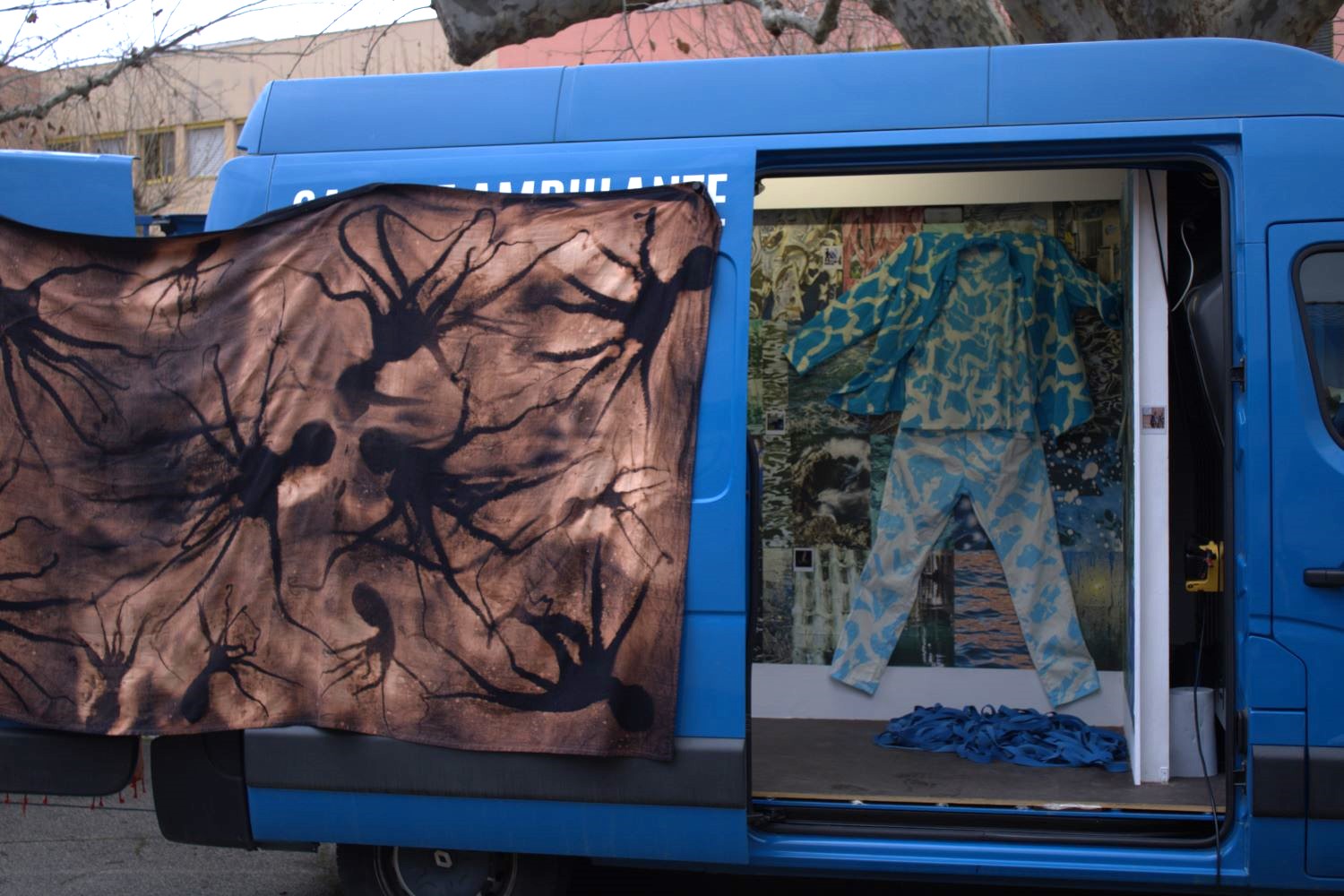 Galerie ambulante. Laurent Le Forban *La grotte Laurent* vue générale intérieur-extérieur. Crédit photo Laurent Le Forban