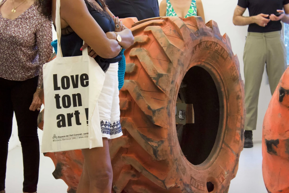 Anne-Valérie Gasc, vernissage de l’exposition <em>Machines Aveugles</em>, Espace de l’Art Concret, Mouans-Sartoux, 9 juillet 2022 © photo eac.